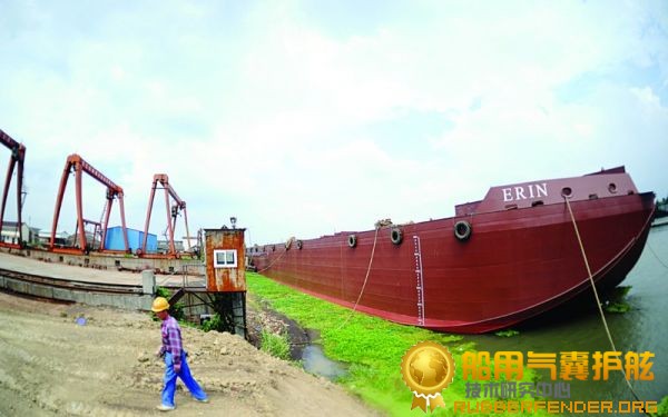 在吴江汾湖建造的1.2万吨级载重轮船